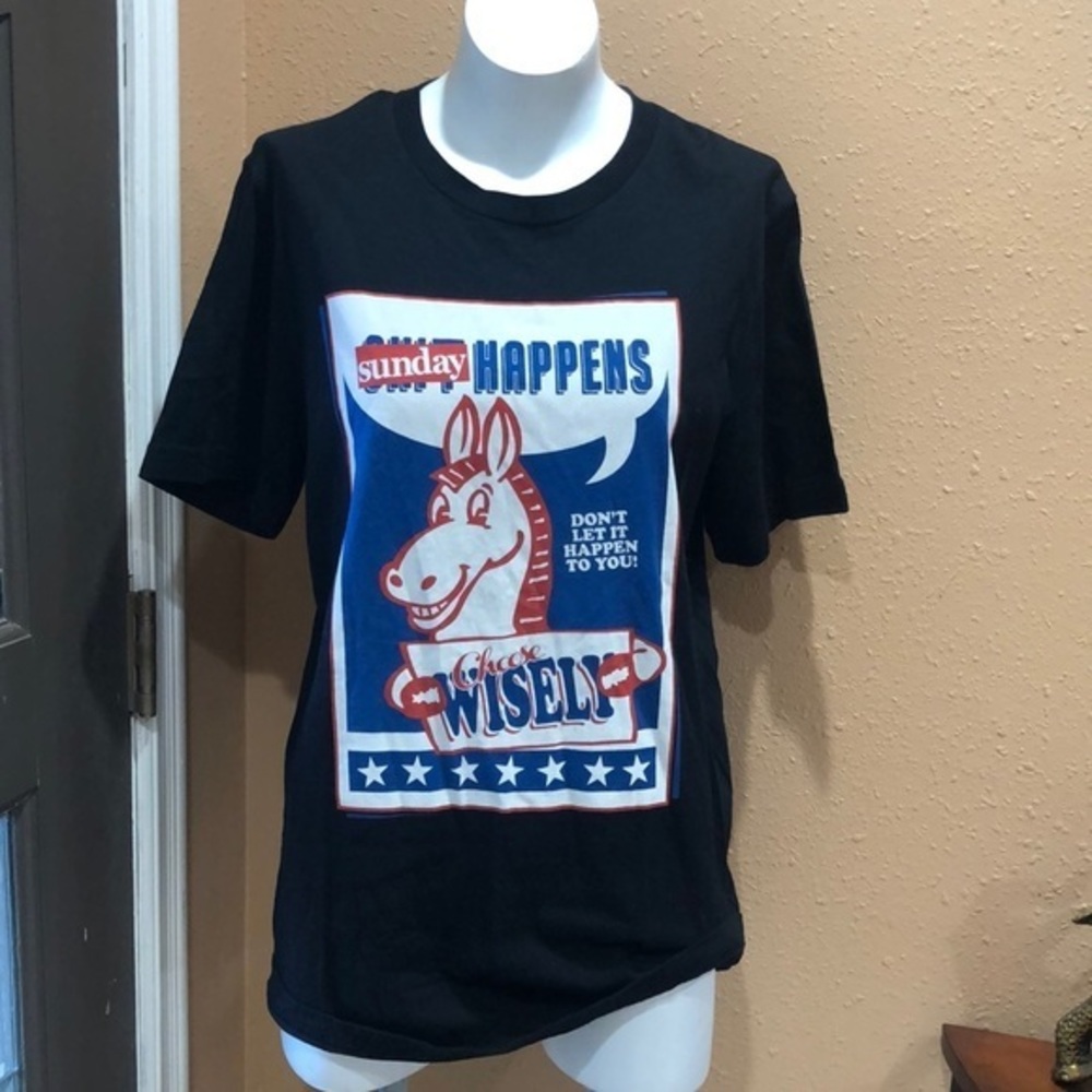 Sunday happens men’s black T-shirt